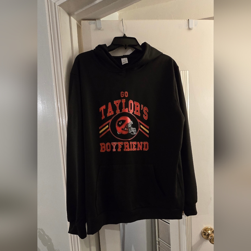 GO TAYLORS BOYFRIEND Womens Sweatshirt